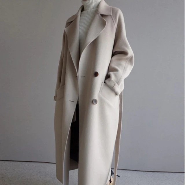 model draagt Lange Trenchcoat jas van Kasjmier Dames beige